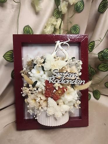 Dekorativni ram sa 3D aranžmanom mirisljavih svecica.
Dimenzije 27x18