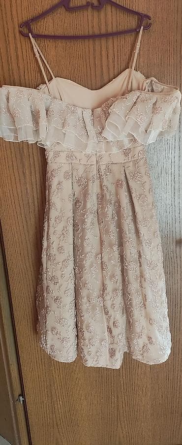 komada zenske odece: Elegantne ženske haljine – set od 3 komada 1) Pudra/šampanj haljina s — 1