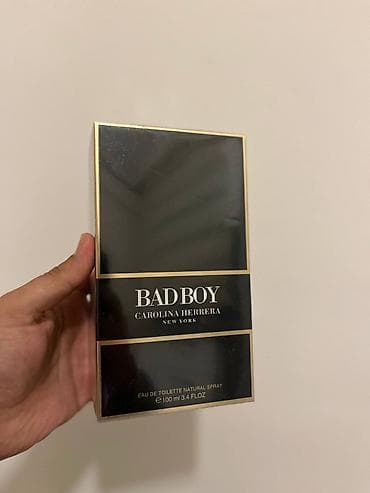 odela za debele muskarce: Na slici je prikazana kutija muškog parfema Carolina Herrera Bad Boy — 1