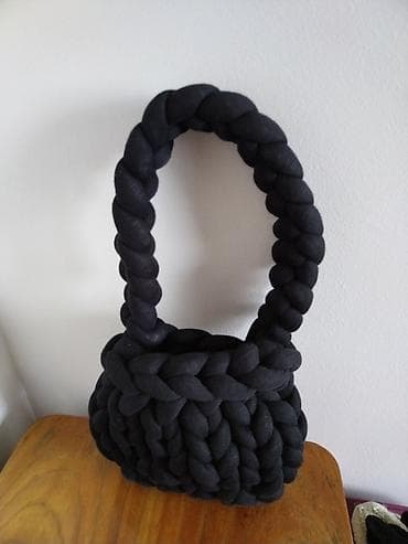 Nova mala crna torbica - Ručno pletena torbica od debele, meke