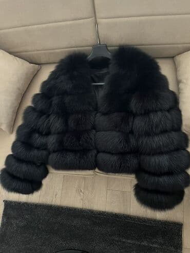 jednobojne haljine: Luksuzna ženska bunda – crna - Model: kratka bunda sa naglašenim — 1