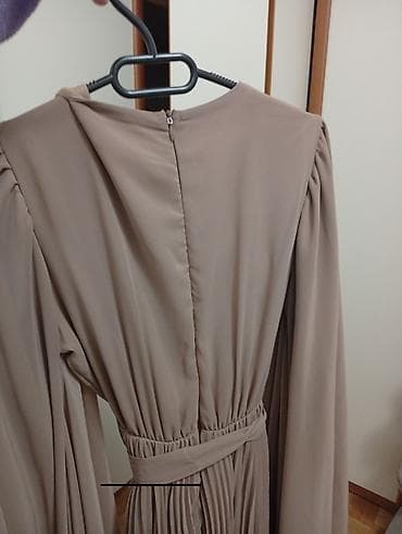 duge letnje suknje: Duga elegantna haljina u boji taupe (pesak/kakao). - Model: maxi — 3