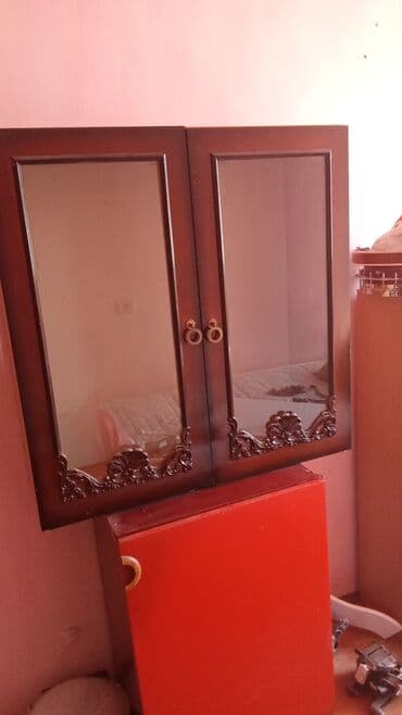 Viseca vitrina(retro)91x89,dubina 28,uz nj idu dve police — 1