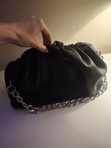 Crna ženska torba – mekani “pouch” model sa lancem - Materijal