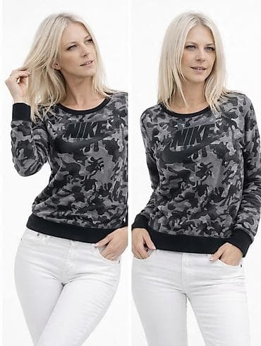 nike top: Nike ženski duks sa okruglim izrezom, sivi kamuflažni print. - Model — 2