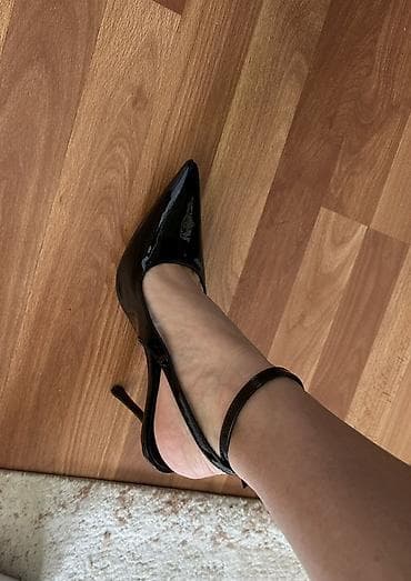 privezak za kofer: Crne lakovane salonke sa kaišićem oko članka - Model: špicasti vrh — 2