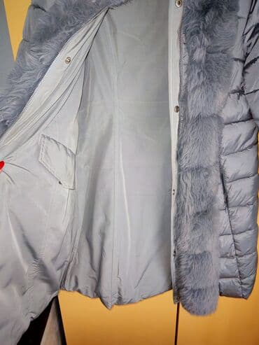 Kape i aksesoari: Ženska zimska jakna sa krznom – siva - Duga, prošivena jakna u sivoj — 3