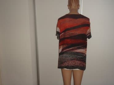 zara bluze: Tunika ZARA 44/46
viskoza,ocuvana
Sirina ramena 52 grudi 58 ledja 76 — 2