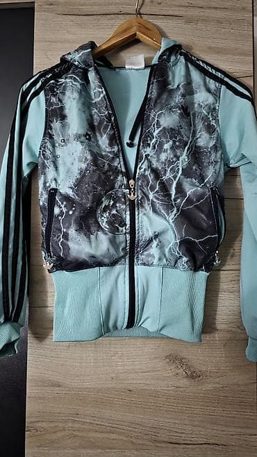 patike sa znakom n: Sportska dukserica sa kapuljačom, rajsferšlusom i printom — 3