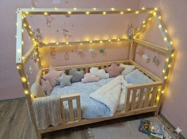 Dečiji krevet u obliku kućice od punog drveta (svetliji prirodni ton)