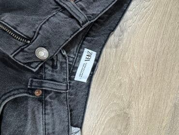 pantalone sa dubokim strukom: Zara farmerice
Velicina 34
Dobro ocuvane, nosene par puta — 3