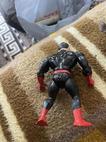 polovni autici na akumulator: Akciona figura – muškarac u crno‑crvenom kostimu - Materijal: tvrda — 3