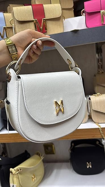 idealan poklon za decka: Ženska torba „MONA“ – polukružni crossbody/shoulder model - Dizajn — 6