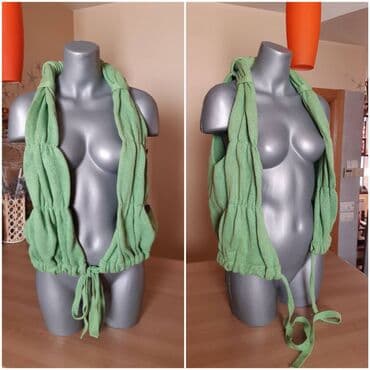 smaragdno zelene haljine: Zeleni pleteni prsluk/bolero sa vezivanjem i dugmadima. - Model — 3