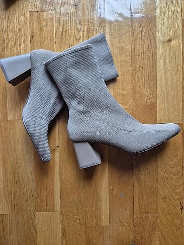 kroksice na stiklu: Ženske čizmice – elastične “sock boots” u sivo-bež nijansi - Model — 1