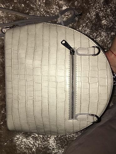 postava za torbe: Polukružna ženska torba preko ramena, bež/ekru boje, sa utisnutim — 3