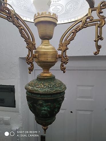 Antikvarna viseca lampa sa bogato dekorisanim mesinganim okvirom i