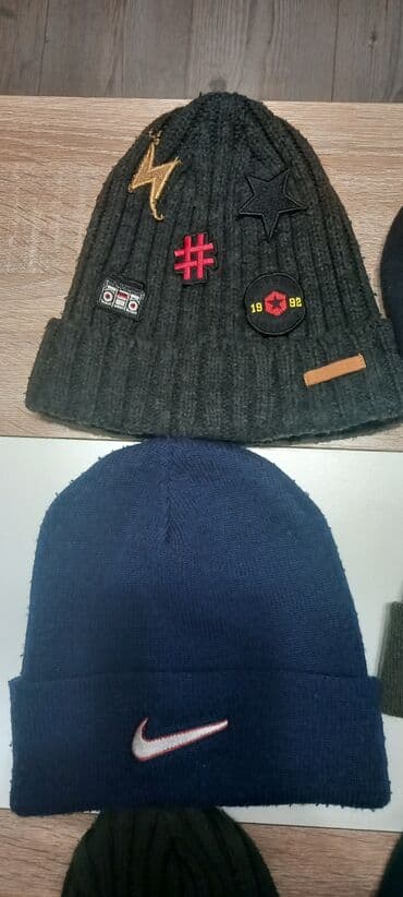 Zimske kape .Novi Beograd Cene su od 300 do 500 dinara .Može dogovor — 4