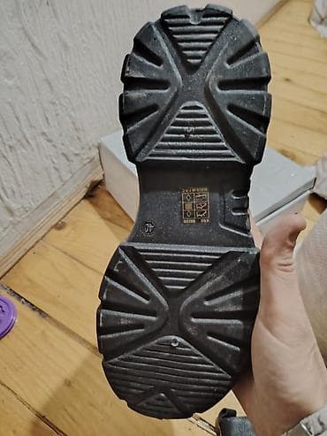 obuca novi pazar: Crne kožne/eko-kožne gležnjače sa debelim đonom - Model: unisex — 5