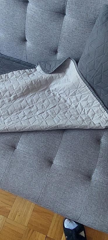 Sofe i kaučevi: Siva trosed sofa modernog, minimalističkog dizajna. Tapacirana u mekoj — 4