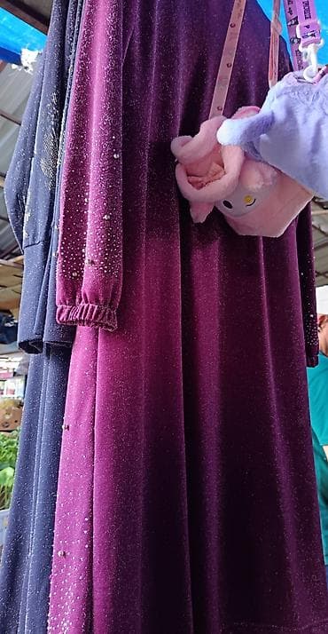 Elegantna duga haljina od baršunastog materijala sa diskretnim