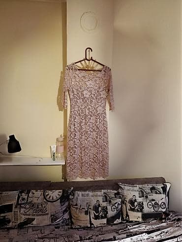 Elegantna čipkana haljina u puder‑roze/bež nijansi. - Kroj: pripijena na lalafo.rs Elegantna čipkana haljina u puder‑roze/bež nijansi. - Kroj: pripijena