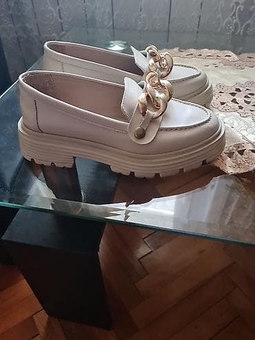 Ženske mokasine u krem/bež boji sa dekorativnim zlatnim lancem. - na lalafo.rs Ženske mokasine u krem/bež boji sa dekorativnim zlatnim lancem. -