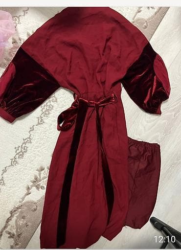 Duga bordo haljina na preklop sa baršunastim detaljima - Model — 2