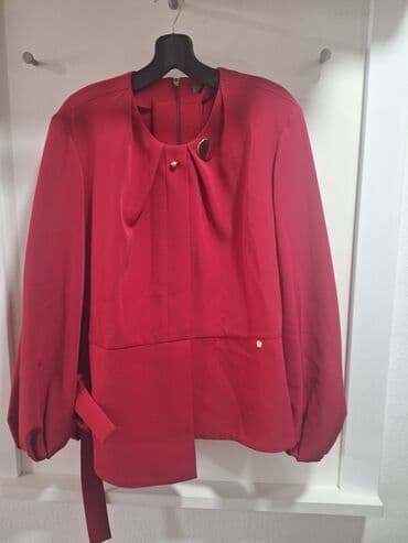 asimetrične tunike: Elegantna ženska bluza u boji tamnog crvenog/bordo tona. - Model sa — 3