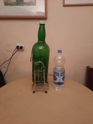 komode sa policama: Velika flasa sa postoljem.
Oko 4,5 l — 1