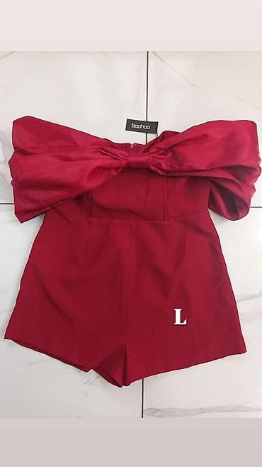 crveni top: Elegantni crveni kratki kombinezon sa spuštenim ramenima i — 2
