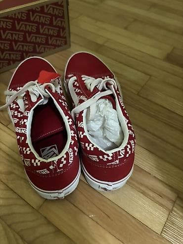 pantalone na crtu: Predstavljamo uniseks Vans Old Skool patike u crvenoj boji. Ove patike — 8