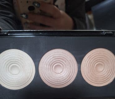 mokasine sa debelim djonom: Paleta hajlajtera Revolution Beyond Radiance Palette sa tri različite — 3