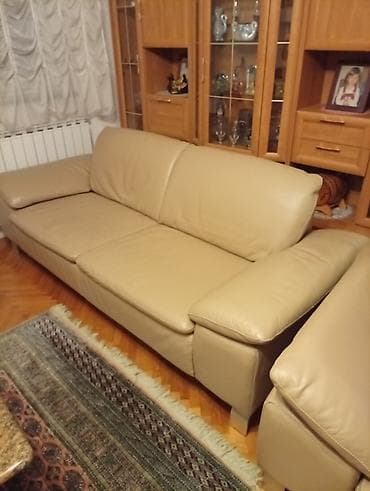 stolovi za kuhinju: Kožna dvosede/sofa – bež/peščana boja . DVA TROSEDA — 5