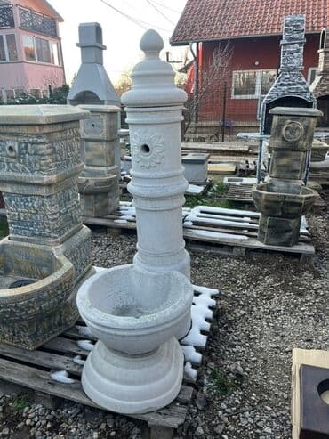 Dekorativna baštenska česma od livenog betona/kamena. - Klasičan