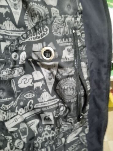 majice na veliko pancevo: Billabong zimska/ski jakna sa kapuljačom, crno‑crvene pruge sa žutim — 10