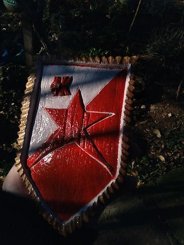 Kuhinjska oprema: Ručno rezbareni drveni grb FK Crvena zvezda - Materijal: puno drvo — 6