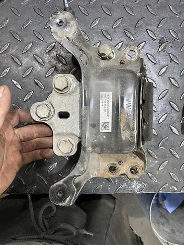 magneti prodaja: AUDI VW NOSAC MOTOR ORIGINAL TOP STANJE 5Q0199555 | audi delovi — 1