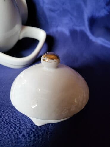 bokal sa poklopcem: Bokal Zajecar porcelan 70te. Bokal je nov. na poklopcu nedostaje — 13