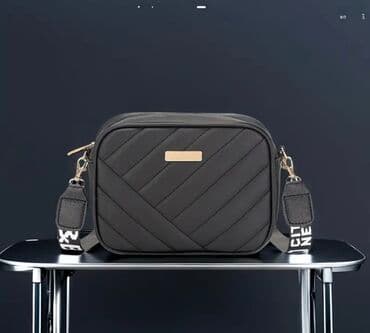 Torbe: Ženska crossbody torba – crna - Materijal: eko koža sa dekorativnim — 1