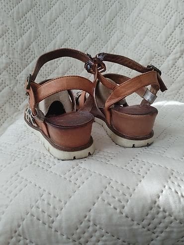 mizuno 38,5: Zenske sandale, vrlo lep model sve koza spolja i unutra. Broj je38 — 2