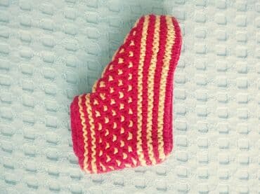 Ostale dečije stvari: Svo troje rucni rad, dve kape i jedne zepice, za devojcicu, 2-3 — 6