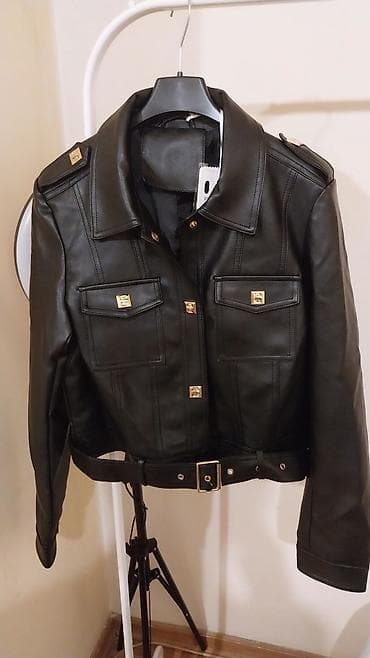 vecernje haljine: Ženska crna kožna jakna sa kaišem i zlatnim detaljima. Univerzalna — 1