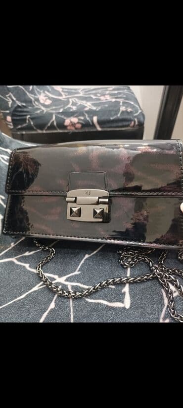 Trussardi jeans torbica, elegantna i efektna sa diskretnim sjajem at lalafo.rs Trussardi jeans torbica, elegantna i efektna sa diskretnim sjajem