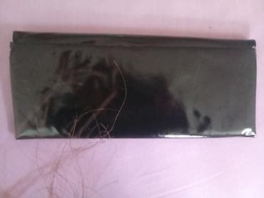 Elegantna crna ženska pismo-tašna (clutch) od lakovane eko-kože. -