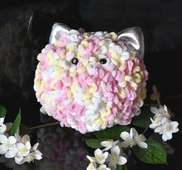 Čupava Cica -maca Ručno pleteno jastuče - igračka. Materijal akril 100 na lalafo.rs Čupava Cica -maca Ručno pleteno jastuče - igračka. Materijal akril 100