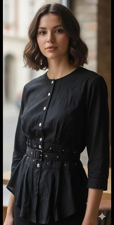 Lične stvari: Elegantna crna bluza sa kaišem - Model: strukirana bluza sa dugmadima — 1