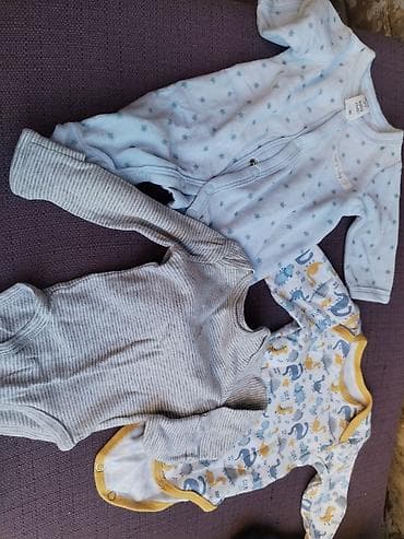 Paket bodića i jednodelnih odelca za bebe – veličina za 1 mesec