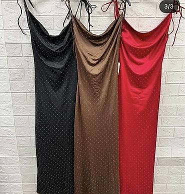 Satenasta midi haljina sa sitnim sjajnim cirlomima. Model sa tankim na lalafo.rs Satenasta midi haljina sa sitnim sjajnim cirlomima. Model sa tankim