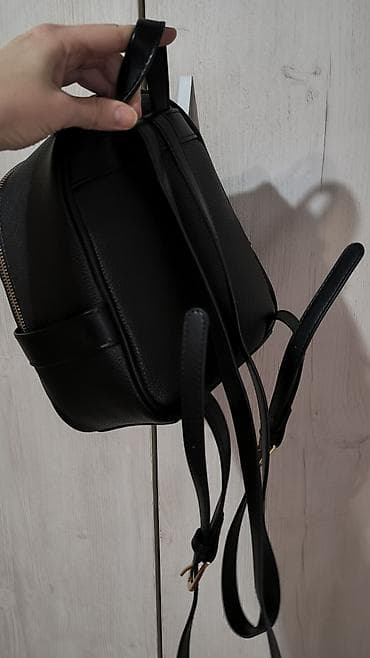 Satovi: MEXX mini ranac – crni - Materijal: kvalitetna eko koža sa teksturom — 2